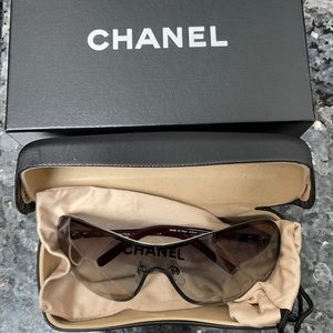 CHANEL Sunglasses with Pearl